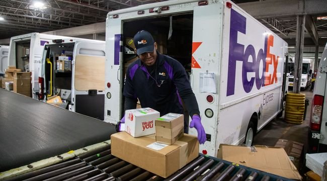 FedEx-employee-1200